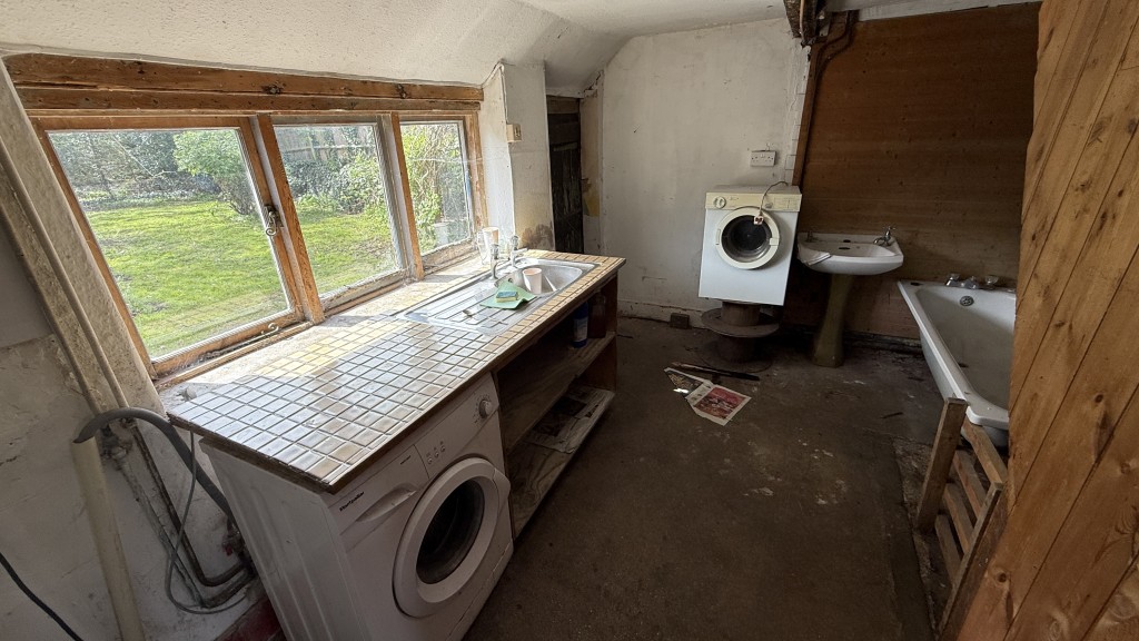 Lot: 130 - SUBSTANTIAL PERIOD PROPERTY WITH MULTIPLE BUILDINGS REQUIRING REFURBISHMENT - Internal image of cottage kitchen